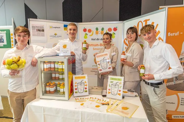Wortwörtlich auf den Geschmack gekommen sind die Nachwuchsunternehmer der BHAK Feldbach. Mit ihren Smoothies möchten sie ihre Kunden aber nicht nur geschmacklich überzeugen, sondern vor allem auch der Umwelt etwas Gutes tun. Denn: Die Smoothies von "S-HAK-ERS" werden aus gerettetem Obst hergestellt, das ansonsten in der Tonne gelandet wäre.
