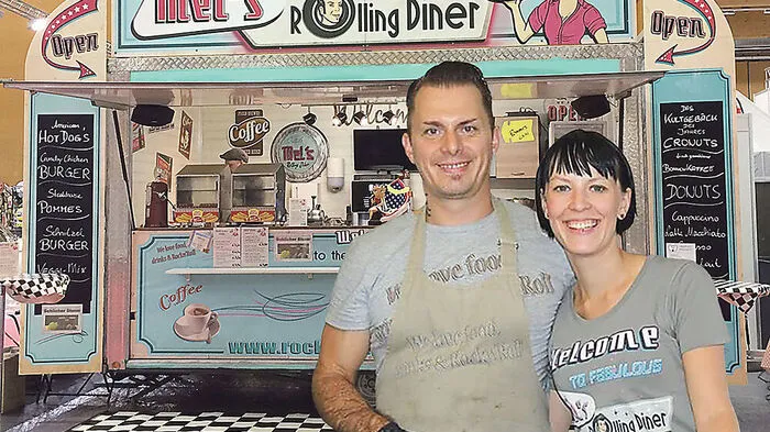 Roland Knez und  Melanie Zach organisieren zum ersten Mal den Rock‘n Roll Streetfood Circus hinter dem Möbelgeschäft Möbelix in Niklasdorf – ihr Hänger „Roland-Mel‘s Rolling Diner“ darf dabei keineswegs fehlen
