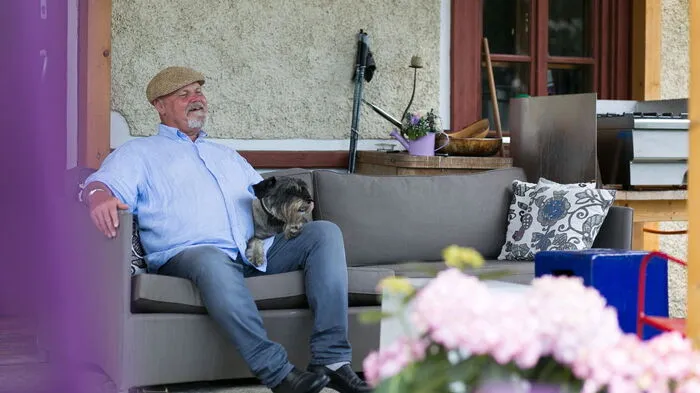 Sobald es das Wetter erlaubt, verlegt Rudi Allmer sein Wohnzimmer auf die Terrasse.