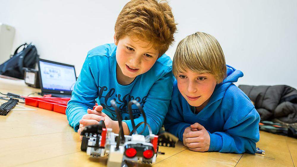 Tim (links) und Julian bastelten am vergangenen Freitag über drei Stunden an ihrem Roboter aus Lego