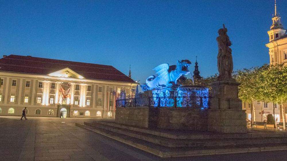 Die Beleuchtung des Rathauses wird ab sofort um 22 Uhr abgeschaltet, der Lindwurm ´strahlt´ weiterhin bis Mitter-Nacht
