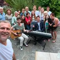 Bei der Herzenswunschauktion schlagen viele Herzen im Gleichklang für die gute Sache – so auch beim exklusiven „Terrassenkonzert“ mit James Cottriall