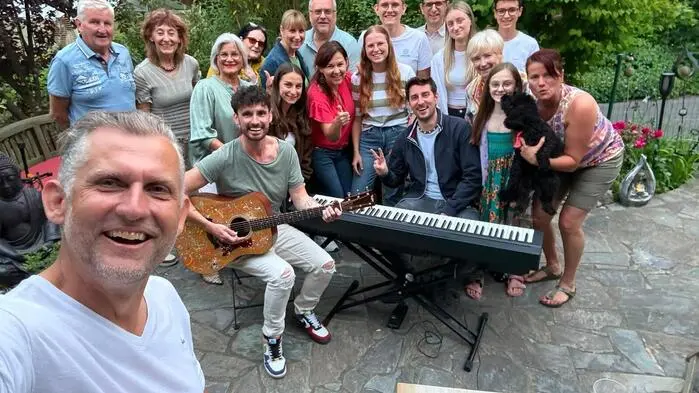 Bei der Herzenswunschauktion schlagen viele Herzen im Gleichklang für die gute Sache – so auch beim exklusiven „Terrassenkonzert“ mit James Cottriall