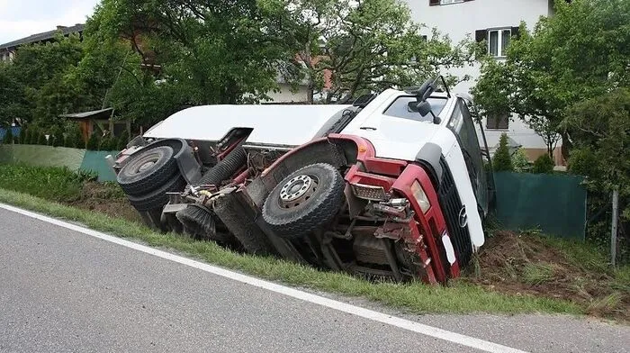 Der Lastwagen blieb im Graben stecken
