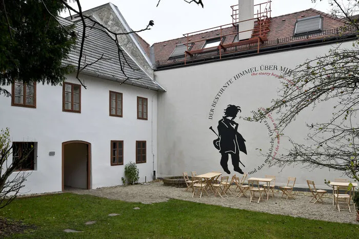 ... wo der Künstler ab 1802 eine Wohnung an der Adresse Probusgasse 6 gemietet hatte und bereits an der Verschlechterung seines Gehörs laborierte, wird in sechs Kapiteln und mit vielen originellen Exponaten dem Leben und Werk des Titanen nachgespürt.