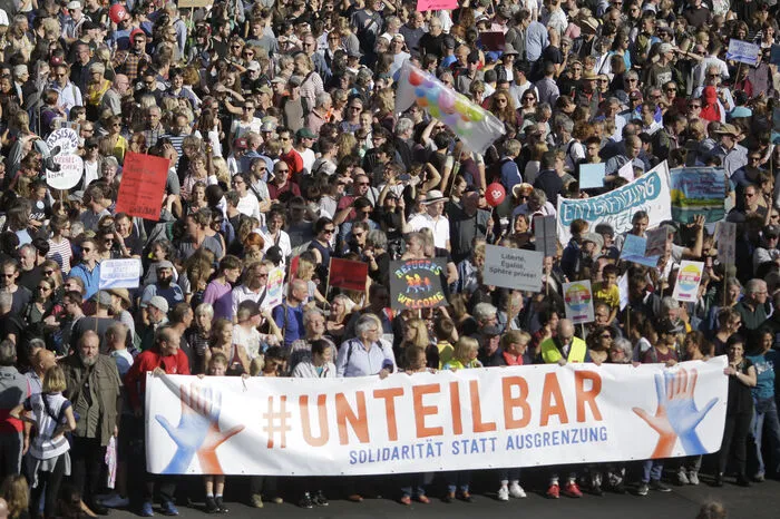 Angemeldet hatten die Organisatoren lediglich 40.000. Die Polizei wollte keine eigenen Angaben dazu machen.