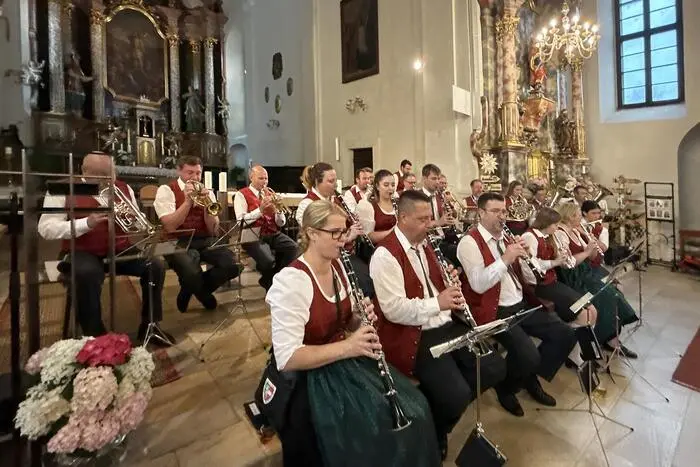 Aber der Wettergott hatte seine Rechnung ohne den findigen Stadtpfarrer gemacht. Kurzerhand transportierte man Bänke und Tische in das Gotteshaus, servierte die vorbereiteten Schmankerln zwischen den Kirchenbänken und an einer 25 Meter langen Tafel. Die Stadtkapelle unterhielt die Gäste mit zünftiger Musik und flotten Märschen. „Das Gotteshaus ist ein offenes Haus und derartige Feierlichkeiten sind herzlich willkommen“, so der innovative Pfarrer.