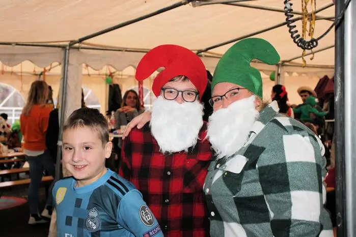 Kinder und Erwachsene sorgten mit verschiedensten Masken als Cowboys, Indianer, Prinzessinnen, Polizisten oder Ninja-Kämpfer für ein buntes Bild und feierten mit DJ Andy D. einen Nachmittag mit flotten Disco-Klängen und abwechslungsreichen Aktivitäten.