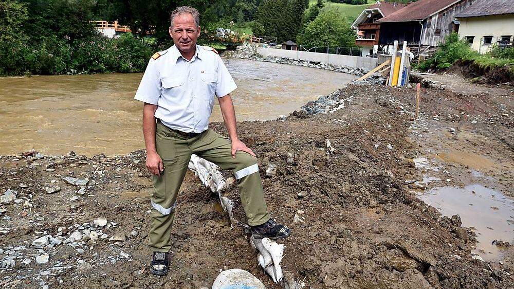 Bezirksfeuerwehrkommandant Friedl Monai beim Hochwasserschutz in Gurk, der gerade errichtet wird