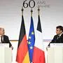 Frankreichs Präsident Emmanuel Macron und der deutsche Kanzler Olaf Scholz an ihren Rednerpulten vor Flaggen ihrer Länder und der EU.  | Frankreichs Staatschef Emmanuel Macron sieht die EU in napoleonischer Tradition auch als militärische Macht – selbstredend unter französischer Führung. Deutschland sieht die EU primär als Handelsverband. Das Strategische, gar Militärische wird auf der deutschen Rheinseite seit 1945 nur versteckt mitgedacht. 