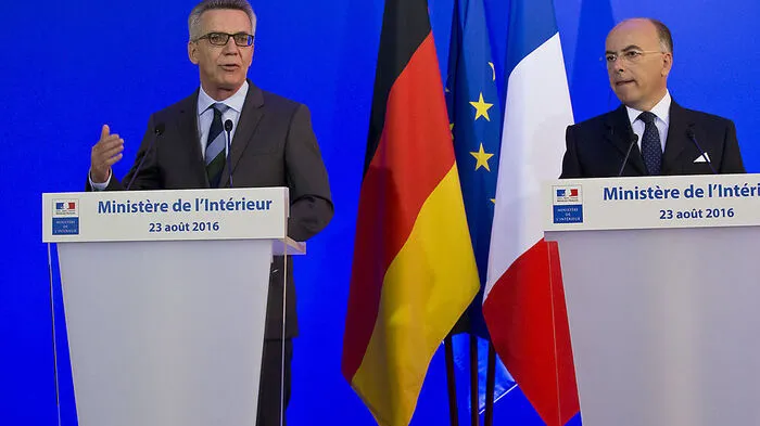 Deutsch-französische Achse: Thomas de Maiziere und Vernard Cazeneuve