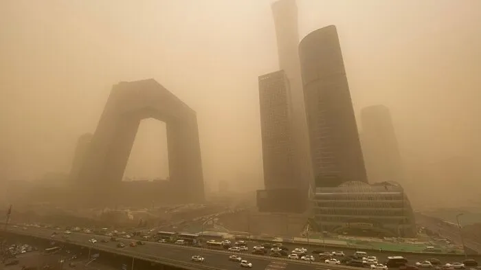 Über den Norden Chinas ist der stärkste Sandsturm seit zehn Jahren gefegt. Die Behörden in Peking riefen am Montag deshalb einen "gelben Alarm" aus und warnten vor stark eingeschränkter Sicht