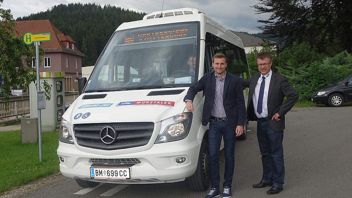 Bürgermeister Jochen Jance und MVG-Geschäftsführer Gerhard Deutsch (r.) bei der Ausfahrt mit der Linie 85