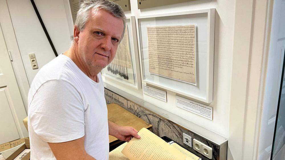 Harald Polt, Obmann des Museumsvereins Weiz beim Sichten der historischen Dokumente