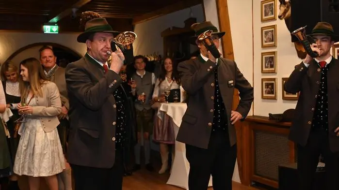 Für einen festlichen Auftakt sorgten die Jagdhornbläser „Die Kärntner“, die mit ihren stimmungsvollen Klängen den Ballabend eröffneten.