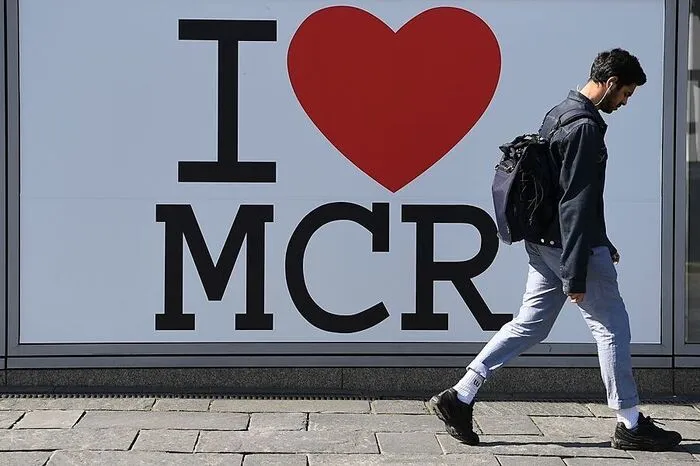 Plakate für den ersten Jahrestags der tödlichen Attacke: Damit soll die Soldarität mit Manchester und seinen Bewohnern ausgedrückt werden.