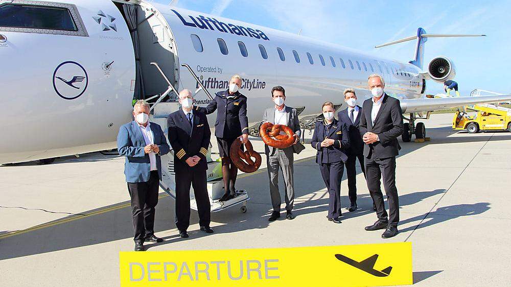 Die Lufthansa-Crew mit Holding-Graz-Vorstand Wolfgang Malik, Flughafen-Chef Wolfgang Grimus und Stadtrat Günter Riegler.