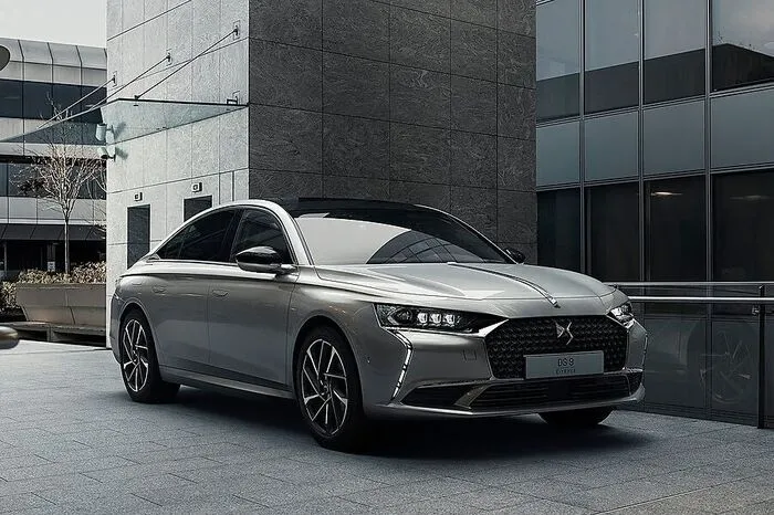 Weil auch der PSA-Konzern gerade den Elektrifizierungsteppich ausrollt, verpasst man dem neuen Flaggschiff einen Plug-in-Hybrid-Antrieb mit einer Systemleistung von 225 PS und einer rein elektrischen Reichweite von bis zu 50 Kilometern.