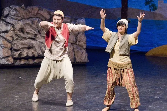 ... einen Lampengeist, der seinem Besitzer alle Wünsche erfüllen muss. Damit beginnt ein aufregendes Abenteuer, bei dem Aladdin nicht nur Mut und Einfallsreichtum beweist, sondern auch seine Liebe zur schönen Prinzessin Jasmin verteidigen muss.
