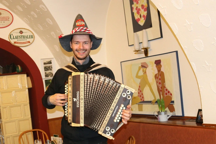 Diesmal war Harmonika-Europameister Martin Suschnig mit von der Partie. Besucht werden rund 30 ledige Frauen.