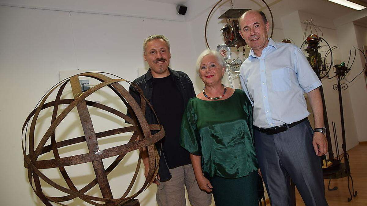 Metallobjekte zeigt Heinrich Pansi (l.)  derzeit in der Stadtgalerie Deutschlandsberg