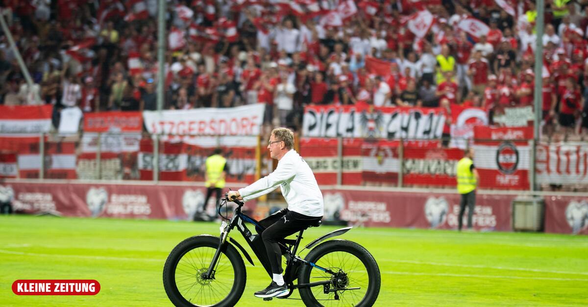 Ralf Rangnick rides his bike to the bench