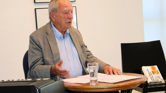 Die TV-Legende Günter Tolar war im Kunsthaus zu Gast und begeisterte das Publikum mit jüdischen Anekdoten und „Lozelach“ – Scherze, Witze -.