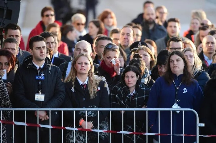 Um 7.58 Uhr, dem Zeitpunkt der ersten Explosion am Flughafen, hielten die Teilnehmer eine gemeinsame Schweigeminute ab.