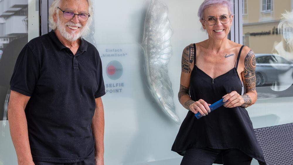 Ernst Gradisar und Klara Richarzhagen setzen sich mit abgeschnittenen Haaren für die Säuberung der Gewässer ein