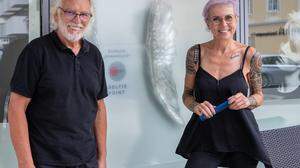 Ernst Gradisar und Klara Richarzhagen setzen sich mit abgeschnittenen Haaren für die Säuberung der Gewässer ein
