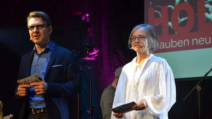 Arno und Susanne Schabel organisierten den ersten Weizer "HolyDay". Ihre Begrüßung galt den mehr als 400 Interessierten und einem "special guest": Gott. 