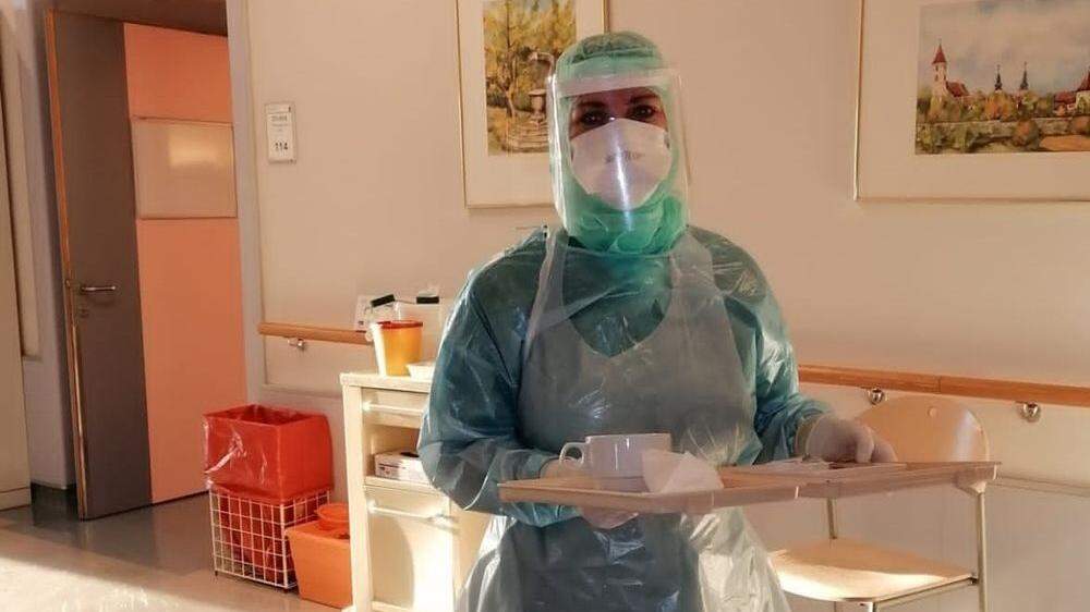 Cornelia Painold bei der Arbeit: Nur in Schutzausrüstung können Covid-Patienten betreut werden