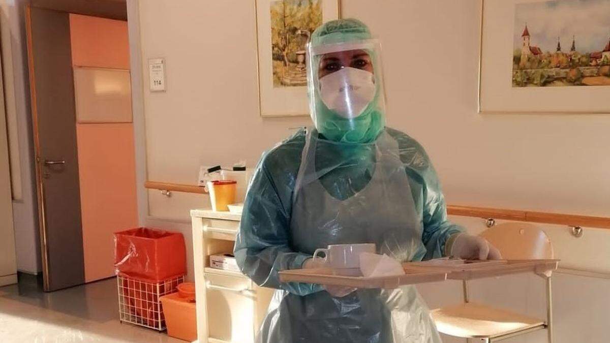 Cornelia Painold bei der Arbeit: Nur in Schutzausrüstung können Covid-Patienten betreut werden