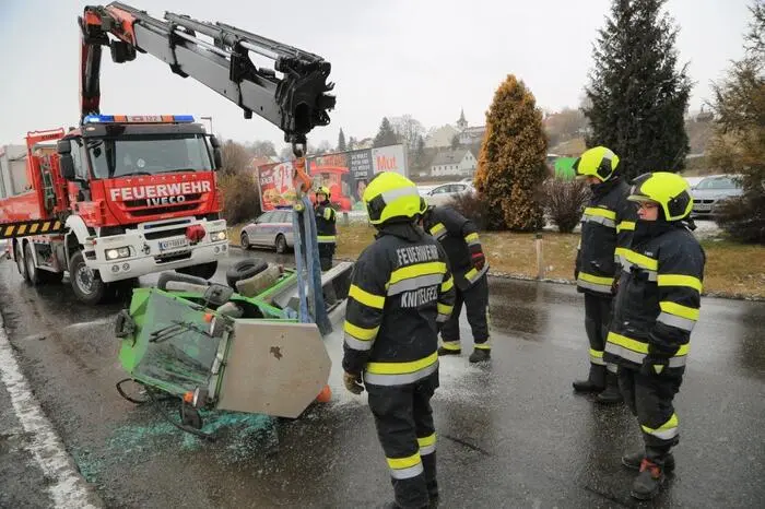 Außerdem musste das über die Straße verteilte Streusalz von den Einsatzkräften per Hand entfernt werden.