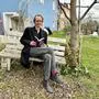 Dueller mit seinem Buch „Gestern unnotiert vergessen“ in seinem Garten in Wollanig