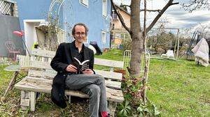 Dueller mit seinem Buch „Gestern unnotiert vergessen“ in seinem Garten in Wollanig