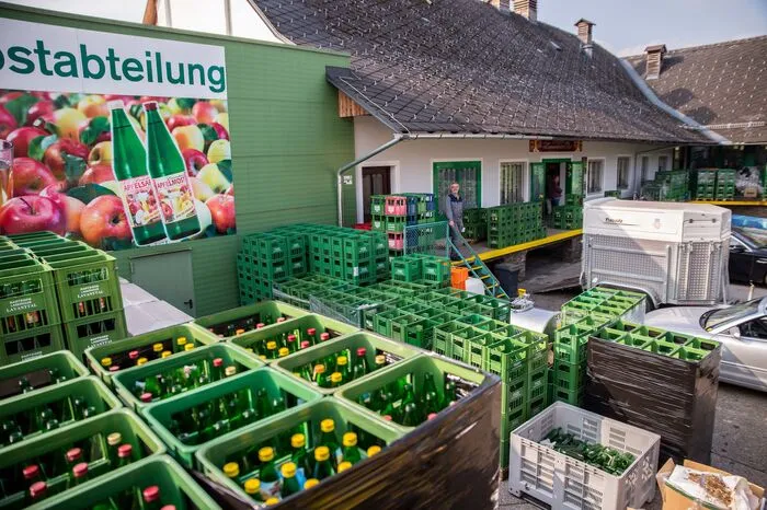 Pkws, Traktoren und Hänger mit Murtaler, Wolfsberger und Völkermarkter Kennzeichen sind bis oben gefüllt mit saftigen Früchten.