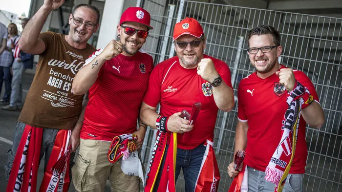 Die besten Fan-Schnappschüsse aus dem Klagenfurter Wörthersee-Stadion!
