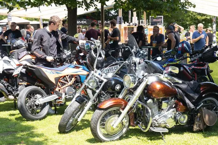 Beim 27. Motorradtreffen des „Zwoaradl“-Vereins versammelten sich über 800 Mopeds, Motorräder und Roller rund um den Vorauer Hof. 