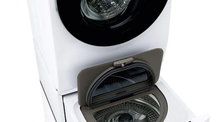 LG Electronics zeigt auf der Messe seine Twinwash-Waschmaschinen. Neben der Haupttrommel gibt es einen kleinen Top-Loader für Feinwäsche. Natürlich ist die Waschmaschine vernetzt, mittels eigener App kann der Waschvorgang kontrolliert werden.