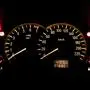 sujet tacho; auto; tachometer; nacht; kmh; kilometer; kilometerstand; fahren; cockpit; lenkrad; licht; scheinwerfer; lstand; lstandsanzeige