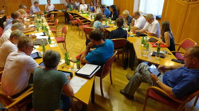 Die Sitzung fand erstmals wieder im gemütlicheren Stadtsaal statt – wenn auch etwas beengt für den größeren Rat