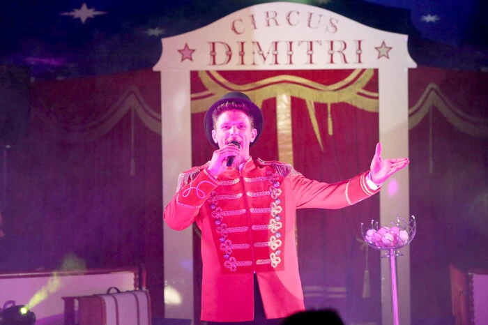 Rund eineinhalb Stunden wird dann von Zirkusdirektor Dimitri Würschl (Foto), Bruder Leon sowie Balance-Künstler Robi Berousek, Luftakrobatin „Miss Andrea“ sowie der italienischen Tierflüsterin Sara Biasini ein tolles Programm präsentiert, welches nicht nur die Kleinen im Zelt zu Begeisterungsstürmen hinriss. 