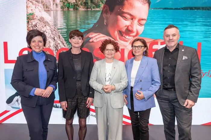 v.l.n.r.: Karin Seiler (Geschäftsführerin Tirol Werbung & Sprecherin der Landestourismusorganisationen), Astrid Steharnig-Staudinger (Geschäftsführerin Österreich Werbung), Elisabeth Zehetner (Tourismus-Staatssekretärin im Bundesministerium für Wirtschaft, Energie und Tourismus), Susanne Kraus-Winkler (Bundesspartenobfrau Tourismus und Freizeitwirtschaft in der Wirtschaftskammer Österreich), Klaus Panholzer (Präsident Austrian Leading Sights und Geschäftsführer der Schönbrunn Group)