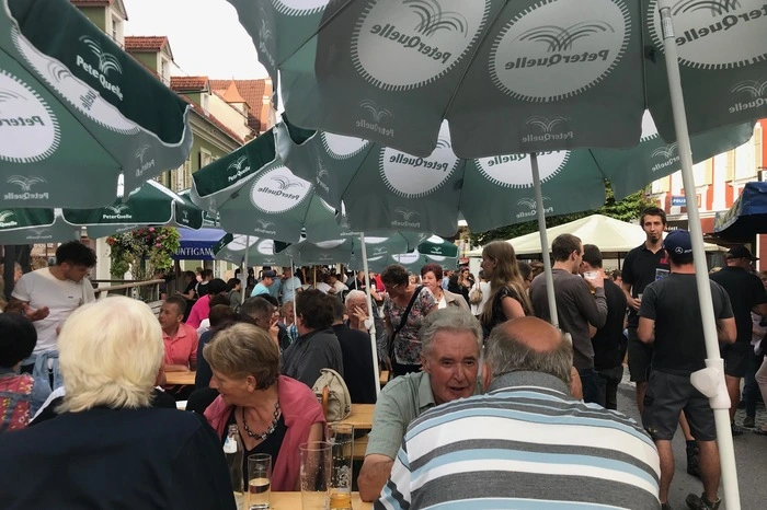 Die Besucher schlenderten durch traditionelle Kirtagsstände, ließen sich kulinarisch verköstigen oder tanzten zur Musik von „Wird scho wean Musi“, „Die jungen Steirerländer“, „Melissa Naschenweng“ und „SoundXPress“.