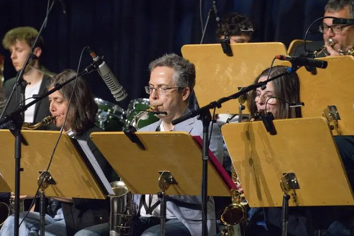 Unter der musikalischen und organisatorischen Leitung von Martin Pösner, der die Bigband seit mehr als 20 Jahren prägt, entwickelte sich der Abend zu einer eindrucksvollen Präsentation musikalischer Vielfalt und Qualität.