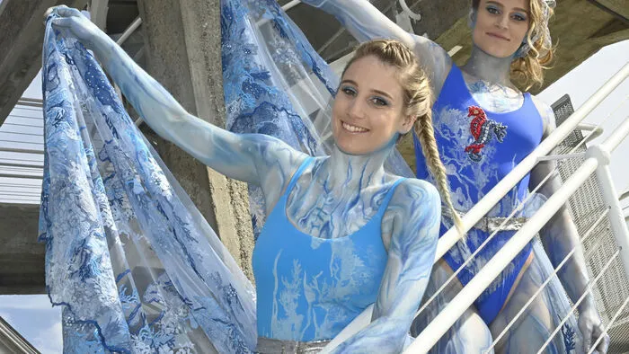 Turmpatin Anna Gasser mit ihrer Schwester Eva, im Body-Painting-Outfit, strahlender Mittelpunkt bei der Eröffnungsfeier.