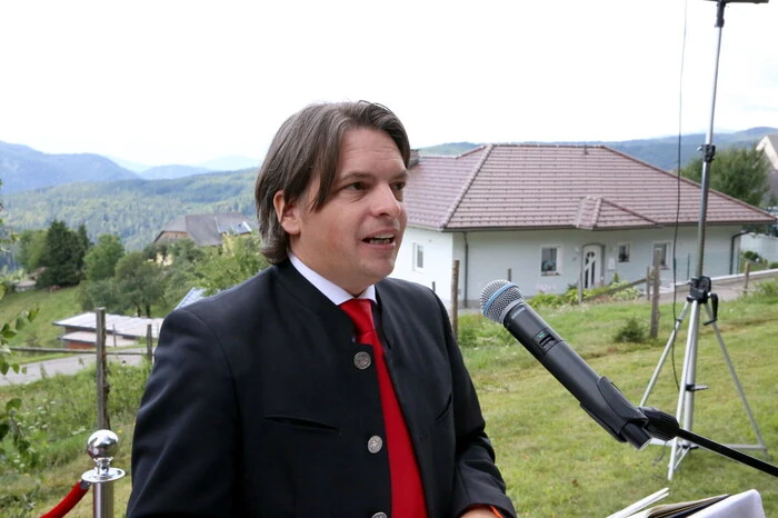 Pfarrgemeinderatsobmann Stefan Walcher hob in seiner Laudatio anlässlich des Ausscheidens des Dechants aus dem Kirchendienst das langjährige Wirken des 80-Jährigen hervor. 