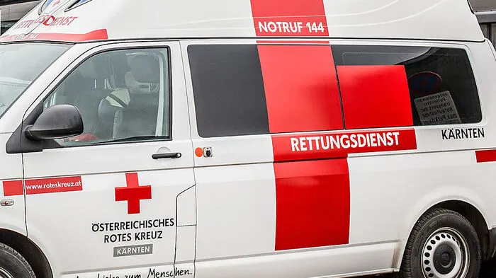 Die Rettung brachte den Mann ins LKH Villach (Symbolbild)
