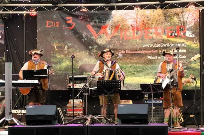 Und wer nach der Mahlzeit noch ein Tänzchen wagen will: Bei den Motschiunigs treten im 1.200 Quadratmeter großen Festzelt täglich mehrere Musikgruppen auf.